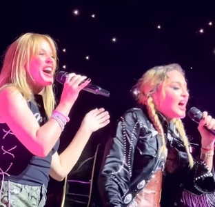 Madonna şi Kylie Minogue au cântat împreună, la Los Angeles, „I Will Survive” şi „I Can't Get You Outta of My Head” - VIDEO