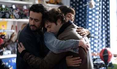 Comedia franţuzească „Un an dificil”, a cărei acţiune e plasată în lumea supraconsumului, a supraîndatorării şi a crizei climatice, din 5 aprilie la cinema - VIDEO