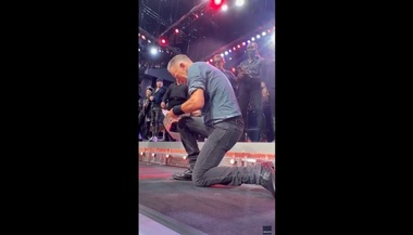 Bruce Springsteen a semnat, în timpul unui concert, scutirea pentru şcoală a unei eleve - VIDEO