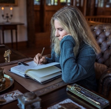 Barbra Streisand va lansa un nou single pentru serialul "The Tattooist of Auschwitz" difuzat pe SkyShowtime- VIDEO