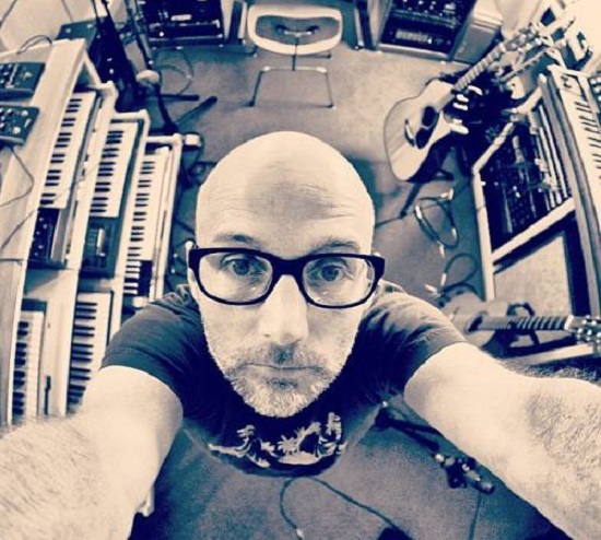 Moby sărbătoreşte 25 de ani de la lansarea albumului său „Play” pe scenă pentru cauza animalelor