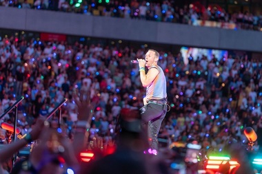 Reacţii după momentul Babasha şi Chris Martin la Arena Naţională: "Coldplay nu-i neapărat pentru elite, e pentru stadioane", "Îmi pare rău că odată cu fluierăturile a fugit bucuria", "România e străbătută de un rasism profund"