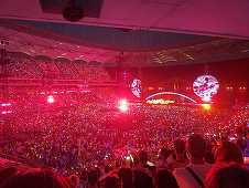 UPDATE Chris Martin, lecţie de iubire la al doilea concert Coldplay de pe Arena Naţională / A invitat trei tineri pe scenă, între care şi un supravieţuitor de la Colectiv / Babasha a cântat din nou - FOTO / VIDEO