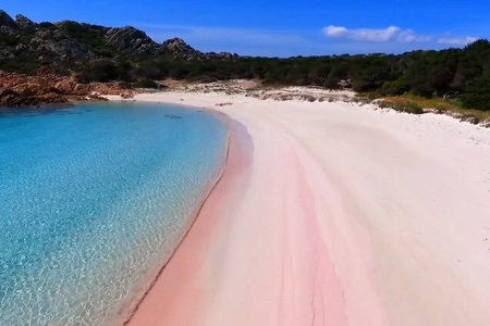 O creatoare de conţinut din Dubai, amendată cu 1.800 de euro pentru că a pătruns pe o plajă cu nisip roz din Sardinia