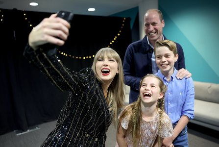 Taylor Swift, selfie regal la concertul de la Londra. Artista s-a fotografiat cu prinţul William, prinţul George şi prinţesa Charlotte