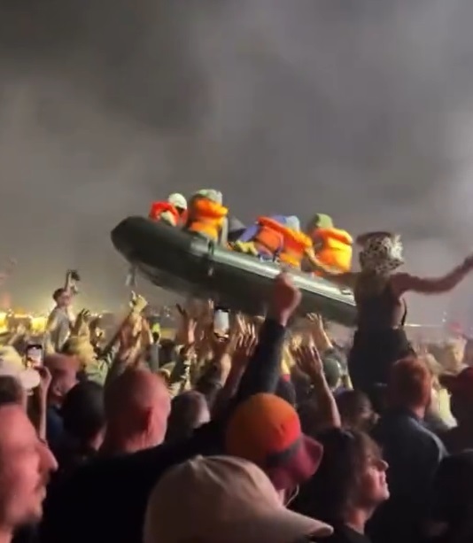 Glastonbury - Banksy a lansat peste mulţime o plută de salvare gonflabilă cu imigranţi fictivi, în timpul concertului formaţiei Idles/ VIDEO