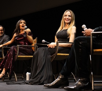 Toronto International Film Festival - Angelina Jolie şi Salma Hayek au strălucit la debutul "Without Blood" - VIDEO