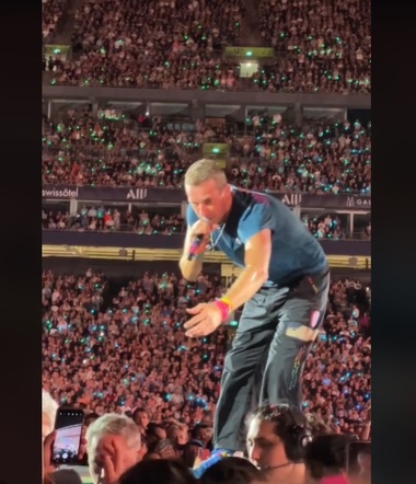 Chris Martin a întrerupt un concert pentru a ajuta un copil care risca să fie strivit de mulţime
