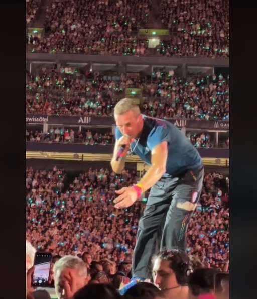 Chris Martin a întrerupt un concert pentru a ajuta un copil care risca să fie strivit de mulţime
