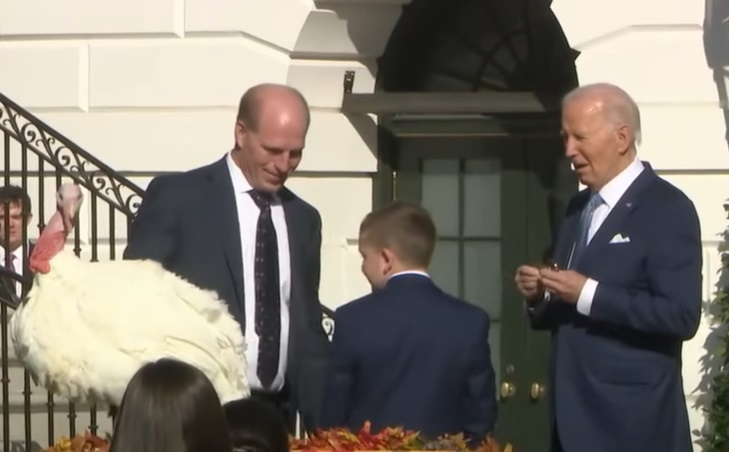 Ziua Recunoştinţei - Biden a graţiat curcanii Peach şi Blossom la Casa Albă/ VIDEO