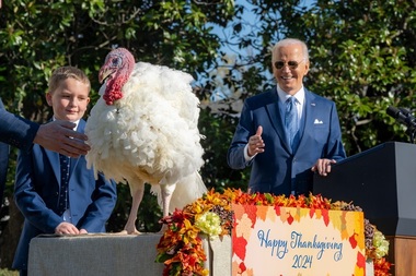 Ziua Recunoştinţei - Biden a graţiat curcanii Peach şi Blossom la Casa Albă/ VIDEO