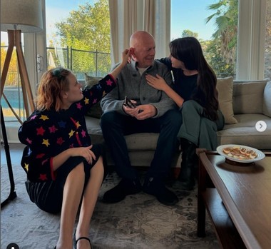 Bruce Willis apare în fotografii de familie emoţionante de Ziua Recunoştinţei - FOTO