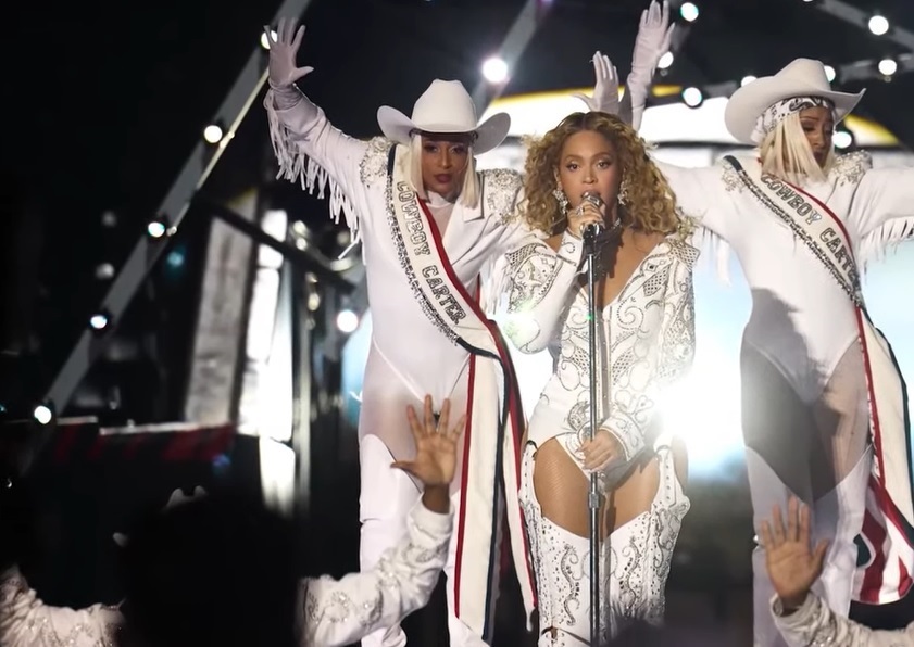 Imagini cu revenirea pe scenă a cântăreţei Beyoncé la un spectacol pentru un meci de fotbal american - VIDEO