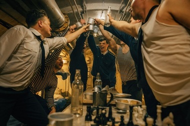 Serialul „Whiskey cu gheaţă”, satiră politică inspirată de evenimente reale, este disponibil pe Disney+/ VIDEO
