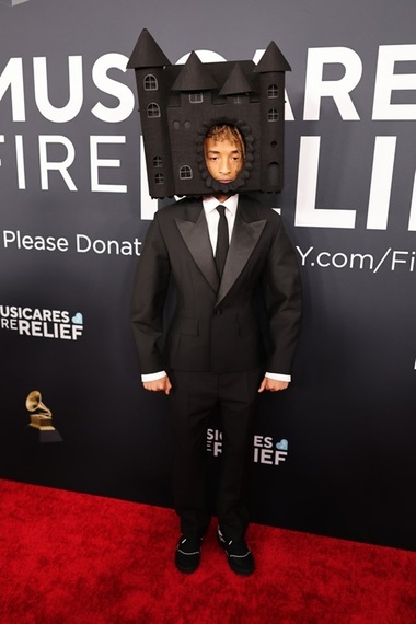 Apariţii şocante la Grammy - Soţia lui Kanye West a pozat nud iar fiul lui Will Smith a venit cu un castel pe cap creat de un designer de origine română/ FOTO