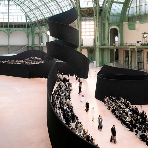 Săptămâna Modei la Paris - Chanel şi Saint Laurent au pus accent pe proporţii - FOTO/ VIDEO