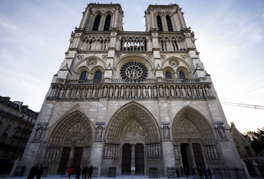 Un bărbat a reuşit să escaladeze Catedrala Notre-Dame, înainte de a zbura cu parapanta de pe schelă