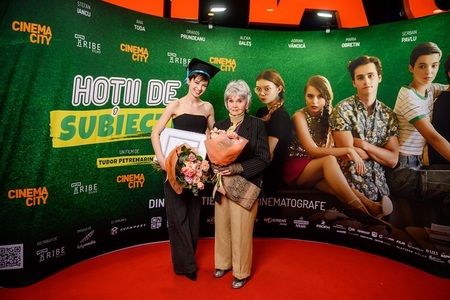 Moment special la premiera de gală „Hoţii de subiecte” - Actriţa Karina Jianu  a primit „Premiul anual pentru Originalitate interpretativă” oferit de Margareta Pâslaru