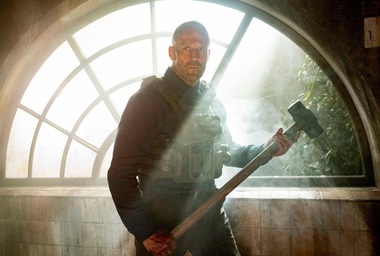 Filmul lui Jason Statham „A Working Man” conduce box office-ul cu 15,2 milioane de dolari. Încasări în scădere pentru „Snow White”/ VIDEO