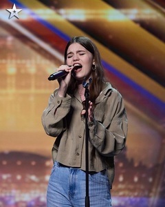 O româncă a uimit juriul Britain's Got Talent cu interpretarea piesei „Listen” a lui Beyonce. Maya Giotea a primit cel mai rapid Golden Buzz/ VIDEO