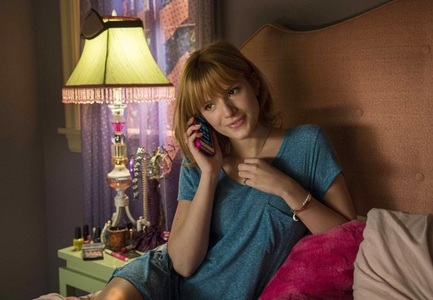 Actriţa Bella Thorne îl acuză pe Mickey Rourke că i-a învineţit organele genitale pe platoul de filmare