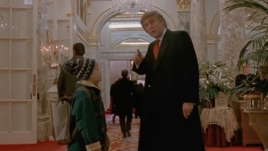 Regizorul filmului „Home Alone 2” spune că se teme că va fi deportat dacă va elimina scena în care apare Trump