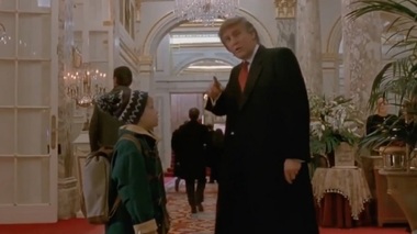 Regizorul filmului „Home Alone 2” spune că se teme că va fi deportat dacă va elimina scena în care apare Trump