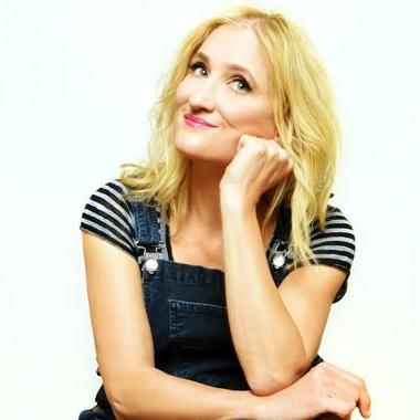 Jill Sobule, cunoscută pentru hiturile anilor '90 „I Kissed a Girl” şi „Supermodel”, a murit la 66 de ani într-un incendiu / ”I Kissed a Girl”, primul cântec cu tematică deschisă LGBTQ care a intrat în Top 20 Billboard
