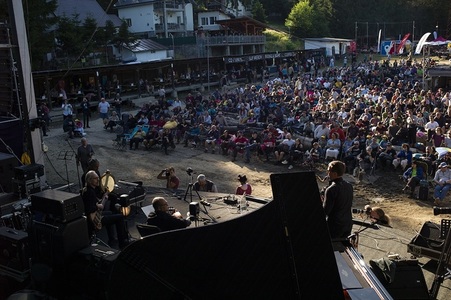Gărâna Jazz Festival 2025 are loc între 10 şi 13 iulie la Poiana Lupului/ Artişti din 12 ţări, program şi bilete