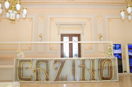 Cazinoul din Constanţa a fost vandalizat / Unii vizitatori au desprins foiţele de aur, iar alţii au lovit cu picioarele pereţii proaspăt restauraţi - FOTO 