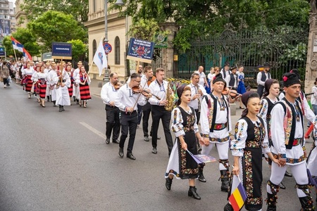 Începe Festivalul Internaţional de Folclor „Muzici şi Tradiţii în Bucureşti” - Peste 450 de artişti participă în acest weekend la Parada Costumelor Populare, în zona centrală a Capitalei