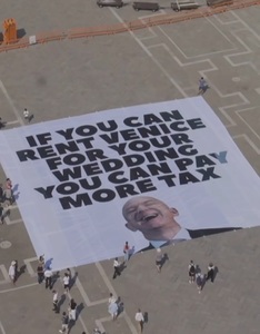 Iahturi şi avioane au început să sosească pentru nunta lui Bezos de la Veneţia/ Greenpeace Italia a protestat cu un banner de 400 de metri - VIDEO