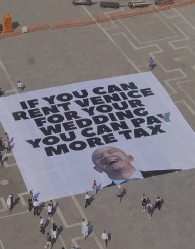 Iahturi şi avioane au început să sosească pentru nunta lui Bezos de la Veneţia/ Greenpeace Italia a protestat cu un banner de 400 de metri - VIDEO