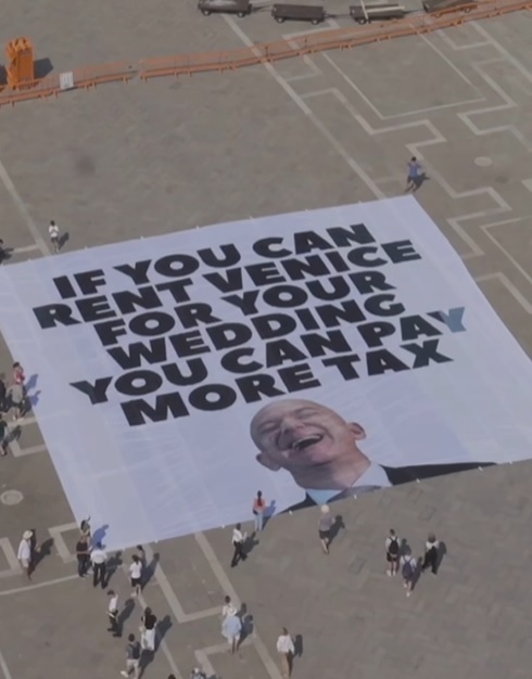 Iahturi şi avioane au început să sosească pentru nunta lui Bezos de la Veneţia/ Greenpeace Italia a protestat cu un banner de 400 de metri - VIDEO