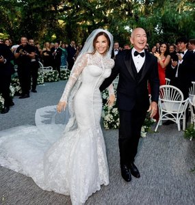 Jeff Bezos şi Lauren Sánchez s-au căsătorit. Mireasa a purtat o rochie concepută de Dolce & Gabbana - FOTO