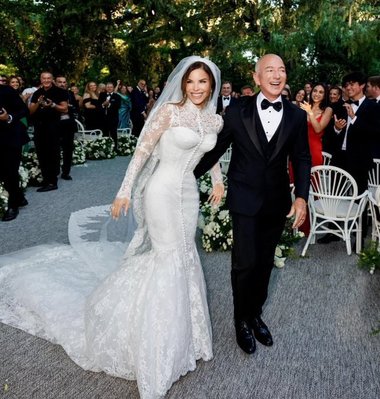 Jeff Bezos şi Lauren Sánchez s-au căsătorit. Mireasa a purtat o rochie concepută de Dolce & Gabbana - FOTO