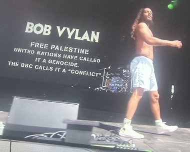 Guvernul britanic condamnă concertul trupei Bob Vylan de la Glastonbury difuzat în direct la BBC. Care este motivul