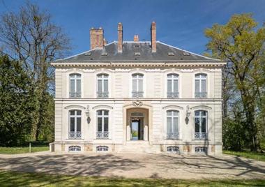 „Vila din afara Parisului” a lui Karl Lagerfeld a fost vândută pentru aproape 4,7 milioane de euro/ FOTO