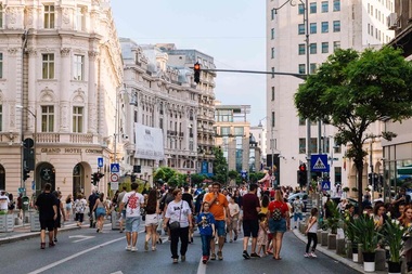 Weekend pietonal pe Calea Victoriei, cu spectacole stradale şi traseu extins pe străzile Piaţa Amzei şi Christian Tell