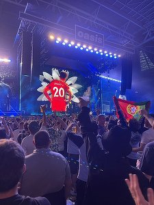 Oasis s-a reunit după mai bine de 15 ani într-un concert spectaculos la Cardiff. Fraţii Liam şi Noel Gallagher i-au adus un omagiu lui Diogo Jota - VIDEO