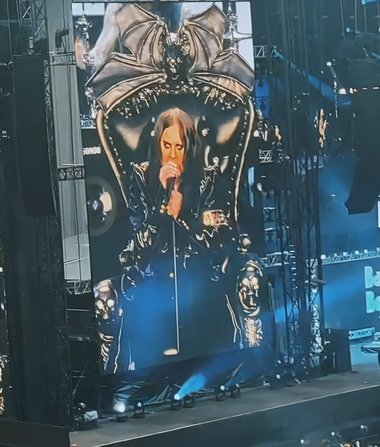 Ozzy Osbourne, în culmea fericirii după un ultim concert alături de Black Sabbath. Peste 40.000 de persoane la show-ul de la Birmingham, la care au participat o pleiadă de vedete rock si heavy-metal - VIDEO