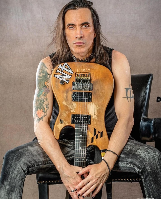 Nuno Bettencourt, chitaristul formaţiei Extreme, care a urcat pe scena lui Ozzy Osbourne în tricoul lui Diogo Jota, vine la ARTmania Festival