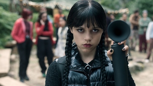 Netflix a lansat trailer pentru „Wednesday 2”. Victor Dorobanţu, care este Thing în serial, va fi prezent la Electric Castle - VIDEO