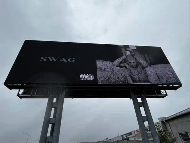 Justin Bieber şi-a lansat cel de-al 7-lea album, „Swag”