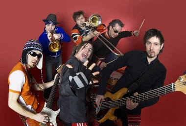 Festivalul Strada Armenească, între 1 şi 3 august la Grădina Botanică. Artişti invitaţi: Zdob şi Zdub, Fanfare Ciocârlia, Surorile Osoianu, Gata Band, Corina Sîrghi & Taraf