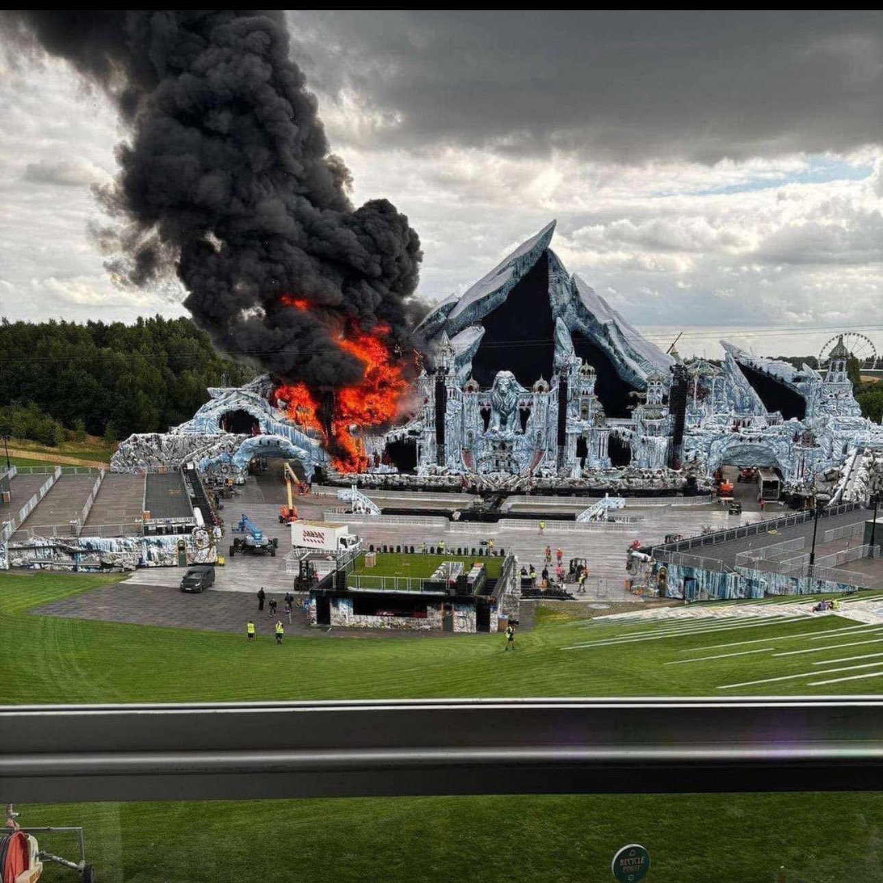 Belgia - Scena principală de la Tomorrowland a fost complet distrusă de un incendiu. Cel mai mare festival de muzică electronică din Europa începe vineri - VIDEO