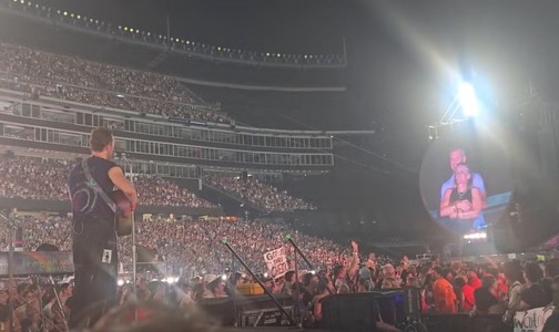 Experienţă stânjenitoare la un concert Coldplay. Directorul unei companii de renume este acuzat de infidelitate după ce a fost surprins de „camera săruturilor” îmbrăţisând o colegă - VIDEO