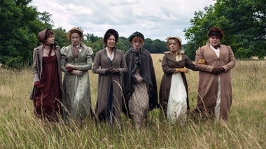 Netflix a prezentat prima imagine cu surorile Bennet din seria „Mândrie şi prejudecată”. Distribuţia este completată de Rufus Sewell, Louis Partridge, Rhea Norwood