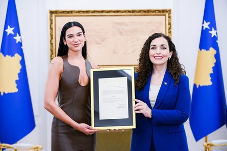 Dua Lipa se declară „recunoscătoare” după ce a primit cetăţenia kosovară. Acum are trei cetăţenii - VIDEO, FOTO