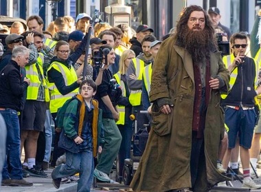 Serialul „Harry Potter” - Primele imagini de la filmări îi arată pe Hagrid şi pe tânărul vrăjitor pe străzile Londrei